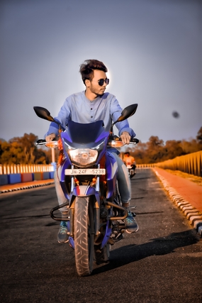 公路骑摩托车的帅哥图片